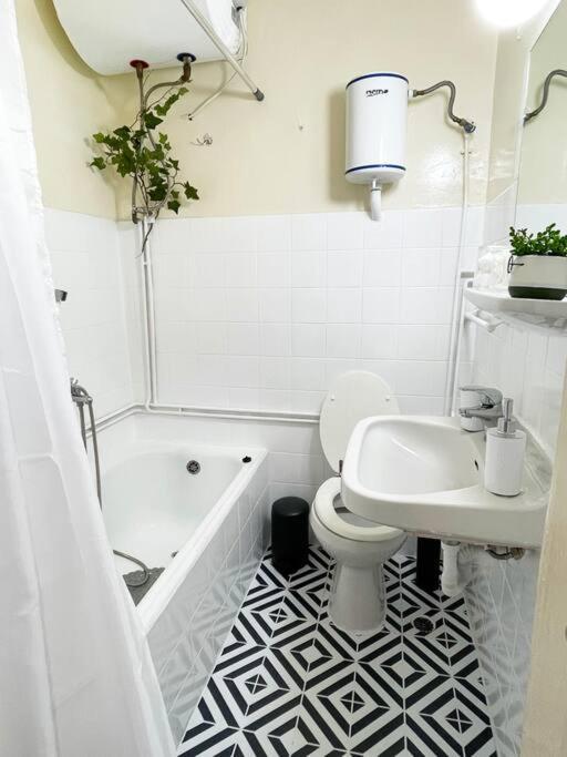 Cute And Quiet Apartment In The Center Of アテネ エクステリア 写真