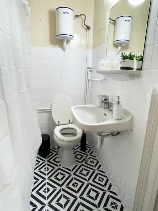 Cute And Quiet Apartment In The Center Of アテネ エクステリア 写真