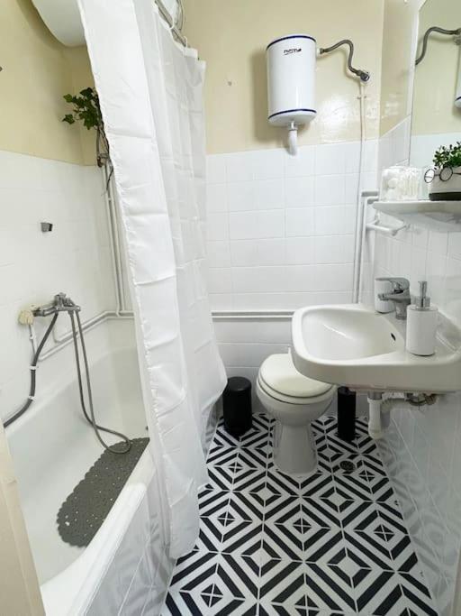 Cute And Quiet Apartment In The Center Of アテネ エクステリア 写真